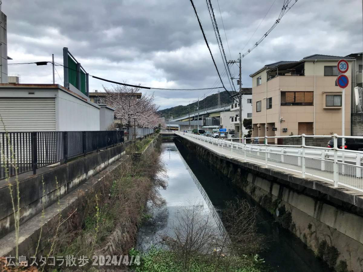 海田町つくも町　海田高等学校と用水路